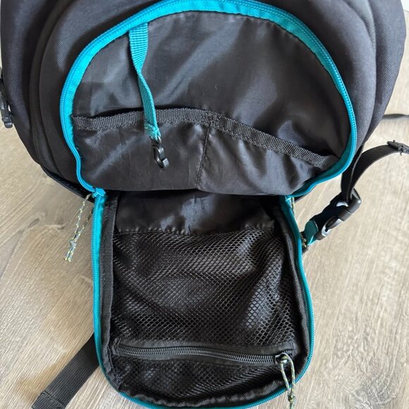 Sierra Designs Hiking Day Pack with 2 Liter Hydration Pouch - Picture 11 of 16